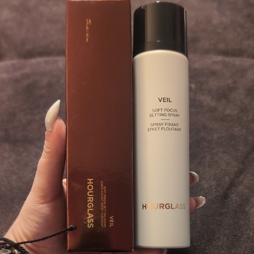 Hourglass Veil Soft Focus Setting Spray - Black and White